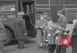 Standbild Ungarische Flüchtlinge fliegen aus Europa München Deutschland, 1956, aus Sekunde 14 historischem Filmmaterial Videoclip 65675079687