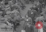 Standbild Ungarische Flüchtlinge fliegen aus Europa München Deutschland, 1956, aus Sekunde 15 historischem Filmmaterial Videoclip 65675079687