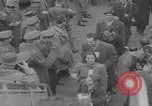 Standbild Ungarische Flüchtlinge fliegen aus Europa München Deutschland, 1956, aus Sekunde 16 historischem Filmmaterial Videoclip 65675079687