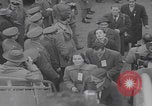 Standbild Ungarische Flüchtlinge fliegen aus Europa München Deutschland, 1956, aus Sekunde 17 historischem Filmmaterial Videoclip 65675079687