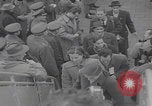 Standbild Ungarische Flüchtlinge fliegen aus Europa München Deutschland, 1956, aus Sekunde 18 historischem Filmmaterial Videoclip 65675079687