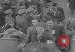 Standbild Ungarische Flüchtlinge fliegen aus Europa München Deutschland, 1956, aus Sekunde 19 historischem Filmmaterial Videoclip 65675079687