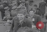 Standbild Ungarische Flüchtlinge fliegen aus Europa München Deutschland, 1956, aus Sekunde 20 historischem Filmmaterial Videoclip 65675079687
