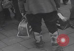 Standbild Ungarische Flüchtlinge fliegen aus Europa München Deutschland, 1956, aus Sekunde 22 historischem Filmmaterial Videoclip 65675079687