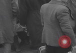 Standbild Ungarische Flüchtlinge fliegen aus Europa München Deutschland, 1956, aus Sekunde 23 historischem Filmmaterial Videoclip 65675079687