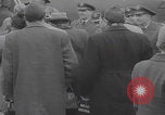 Standbild Ungarische Flüchtlinge fliegen aus Europa München Deutschland, 1956, aus Sekunde 24 historischem Filmmaterial Videoclip 65675079687