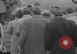 Standbild Ungarische Flüchtlinge fliegen aus Europa München Deutschland, 1956, aus Sekunde 25 historischem Filmmaterial Videoclip 65675079687