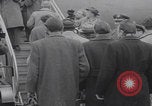 Standbild Ungarische Flüchtlinge fliegen aus Europa München Deutschland, 1956, aus Sekunde 26 historischem Filmmaterial Videoclip 65675079687