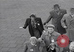 Standbild Ungarische Flüchtlinge fliegen aus Europa München Deutschland, 1956, aus Sekunde 27 historischem Filmmaterial Videoclip 65675079687