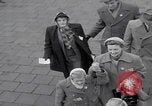 Standbild Ungarische Flüchtlinge fliegen aus Europa München Deutschland, 1956, aus Sekunde 28 historischem Filmmaterial Videoclip 65675079687