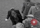 Standbild Ungarische Flüchtlinge fliegen aus Europa München Deutschland, 1956, aus Sekunde 29 historischem Filmmaterial Videoclip 65675079687