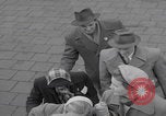 Standbild Ungarische Flüchtlinge fliegen aus Europa München Deutschland, 1956, aus Sekunde 30 historischem Filmmaterial Videoclip 65675079687