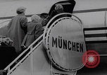 Standbild Ungarische Flüchtlinge fliegen aus Europa München Deutschland, 1956, aus Sekunde 31 historischem Filmmaterial Videoclip 65675079687