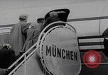 Standbild Ungarische Flüchtlinge fliegen aus Europa München Deutschland, 1956, aus Sekunde 32 historischem Filmmaterial Videoclip 65675079687