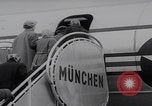 Standbild Ungarische Flüchtlinge fliegen aus Europa München Deutschland, 1956, aus Sekunde 33 historischem Filmmaterial Videoclip 65675079687