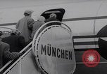 Standbild Ungarische Flüchtlinge fliegen aus Europa München Deutschland, 1956, aus Sekunde 34 historischem Filmmaterial Videoclip 65675079687