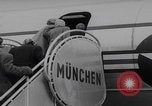 Standbild Ungarische Flüchtlinge fliegen aus Europa München Deutschland, 1956, aus Sekunde 35 historischem Filmmaterial Videoclip 65675079687