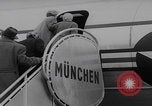 Standbild Ungarische Flüchtlinge fliegen aus Europa München Deutschland, 1956, aus Sekunde 36 historischem Filmmaterial Videoclip 65675079687