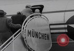 Standbild Ungarische Flüchtlinge fliegen aus Europa München Deutschland, 1956, aus Sekunde 37 historischem Filmmaterial Videoclip 65675079687