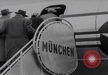 Standbild Ungarische Flüchtlinge fliegen aus Europa München Deutschland, 1956, aus Sekunde 38 historischem Filmmaterial Videoclip 65675079687
