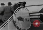 Standbild Ungarische Flüchtlinge fliegen aus Europa München Deutschland, 1956, aus Sekunde 39 historischem Filmmaterial Videoclip 65675079687
