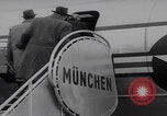Standbild Ungarische Flüchtlinge fliegen aus Europa München Deutschland, 1956, aus Sekunde 40 historischem Filmmaterial Videoclip 65675079687