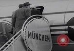 Standbild Ungarische Flüchtlinge fliegen aus Europa München Deutschland, 1956, aus Sekunde 41 historischem Filmmaterial Videoclip 65675079687