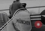 Standbild Ungarische Flüchtlinge fliegen aus Europa München Deutschland, 1956, aus Sekunde 42 historischem Filmmaterial Videoclip 65675079687