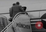 Standbild Ungarische Flüchtlinge fliegen aus Europa München Deutschland, 1956, aus Sekunde 43 historischem Filmmaterial Videoclip 65675079687