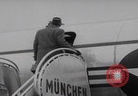 Standbild Ungarische Flüchtlinge fliegen aus Europa München Deutschland, 1956, aus Sekunde 44 historischem Filmmaterial Videoclip 65675079687