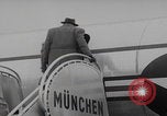 Standbild Ungarische Flüchtlinge fliegen aus Europa München Deutschland, 1956, aus Sekunde 45 historischem Filmmaterial Videoclip 65675079687