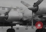 Standbild Ungarische Flüchtlinge fliegen aus Europa München Deutschland, 1956, aus Sekunde 46 historischem Filmmaterial Videoclip 65675079687