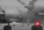 Standbild Ungarische Flüchtlinge fliegen aus Europa München Deutschland, 1956, aus Sekunde 48 historischem Filmmaterial Videoclip 65675079687