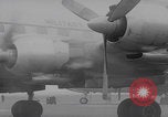 Standbild Ungarische Flüchtlinge fliegen aus Europa München Deutschland, 1956, aus Sekunde 49 historischem Filmmaterial Videoclip 65675079687