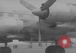 Standbild Ungarische Flüchtlinge fliegen aus Europa München Deutschland, 1956, aus Sekunde 50 historischem Filmmaterial Videoclip 65675079687