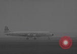 Standbild Ungarische Flüchtlinge fliegen aus Europa München Deutschland, 1956, aus Sekunde 53 historischem Filmmaterial Videoclip 65675079687