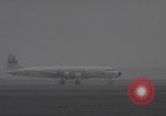 Standbild Ungarische Flüchtlinge fliegen aus Europa München Deutschland, 1956, aus Sekunde 54 historischem Filmmaterial Videoclip 65675079687