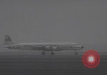 Standbild Ungarische Flüchtlinge fliegen aus Europa München Deutschland, 1956, aus Sekunde 55 historischem Filmmaterial Videoclip 65675079687