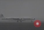 Standbild Ungarische Flüchtlinge fliegen aus Europa München Deutschland, 1956, aus Sekunde 56 historischem Filmmaterial Videoclip 65675079687