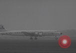 Standbild Ungarische Flüchtlinge fliegen aus Europa München Deutschland, 1956, aus Sekunde 57 historischem Filmmaterial Videoclip 65675079687