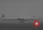 Standbild Ungarische Flüchtlinge fliegen aus Europa München Deutschland, 1956, aus Sekunde 58 historischem Filmmaterial Videoclip 65675079687