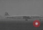 Standbild Ungarische Flüchtlinge fliegen aus Europa München Deutschland, 1956, aus Sekunde 59 historischem Filmmaterial Videoclip 65675079687