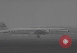Standbild Ungarische Flüchtlinge fliegen aus Europa München Deutschland, 1956, aus Sekunde 60 historischem Filmmaterial Videoclip 65675079687