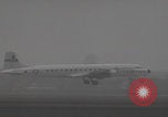 Standbild Ungarische Flüchtlinge fliegen aus Europa München Deutschland, 1956, aus Sekunde 62 historischem Filmmaterial Videoclip 65675079687
