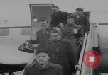 Standbild Flüchtlinge der ungarischen Revolution kommen in die USA Camp Kilmer New Jersey Vereinigte Staaten, 1956, aus Sekunde 17 historischem Filmmaterial Videoclip 65675079688