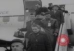Standbild Flüchtlinge der ungarischen Revolution kommen in die USA Camp Kilmer New Jersey Vereinigte Staaten, 1956, aus Sekunde 18 historischem Filmmaterial Videoclip 65675079688