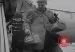 Standbild Flüchtlinge der ungarischen Revolution kommen in die USA Camp Kilmer New Jersey Vereinigte Staaten, 1956, aus Sekunde 22 historischem Filmmaterial Videoclip 65675079688
