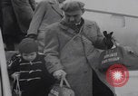 Standbild Flüchtlinge der ungarischen Revolution kommen in die USA Camp Kilmer New Jersey Vereinigte Staaten, 1956, aus Sekunde 23 historischem Filmmaterial Videoclip 65675079688