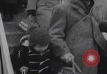 Standbild Flüchtlinge der ungarischen Revolution kommen in die USA Camp Kilmer New Jersey Vereinigte Staaten, 1956, aus Sekunde 24 historischem Filmmaterial Videoclip 65675079688