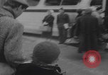 Standbild Flüchtlinge der ungarischen Revolution kommen in die USA Camp Kilmer New Jersey Vereinigte Staaten, 1956, aus Sekunde 26 historischem Filmmaterial Videoclip 65675079688